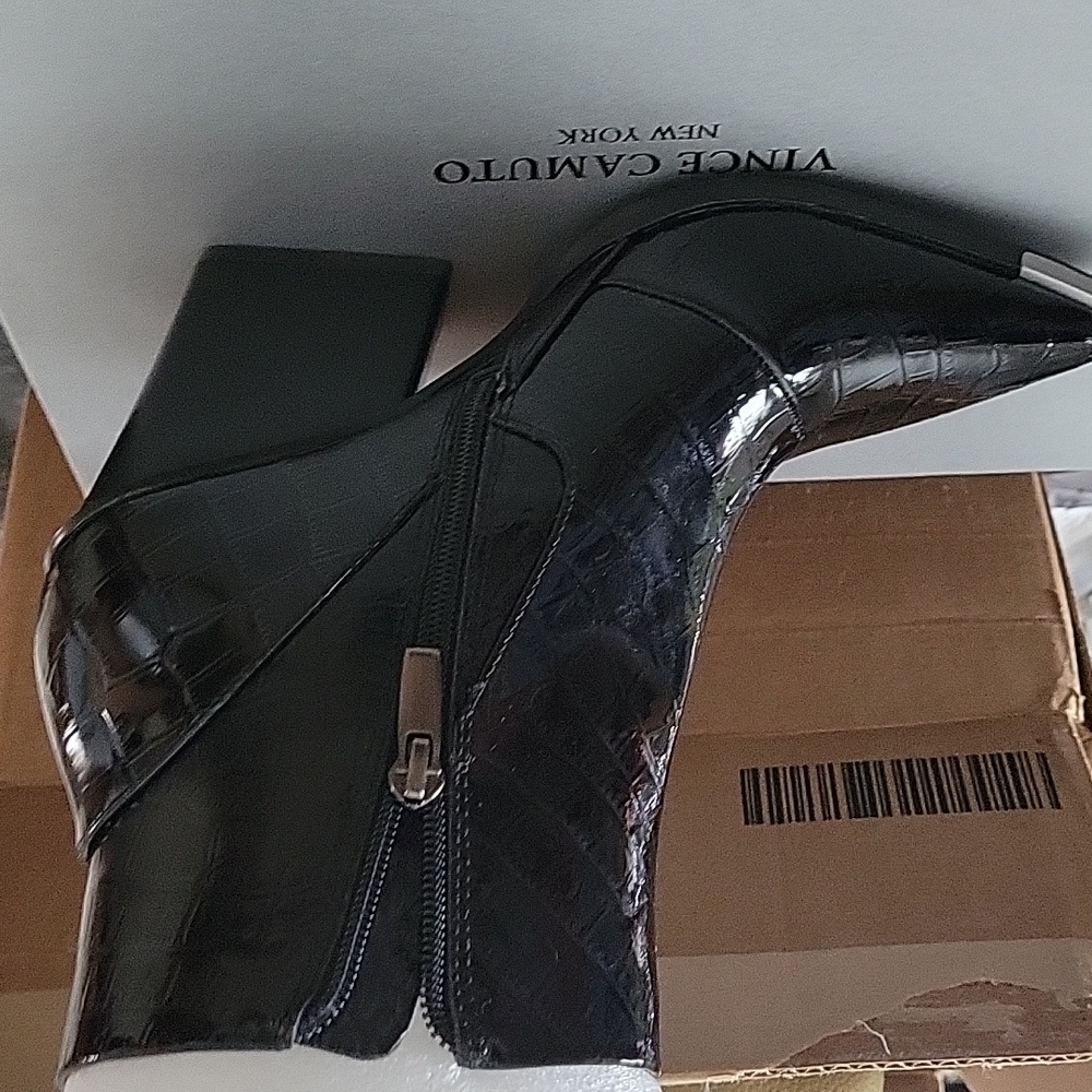 New patent leather Vince Camuto ankle boots, gorgeous! - Picture 3 of 7